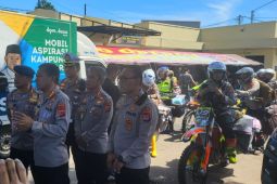 Polda Jabar salurkan logistik ke wilayah terisolir pakai motor trail
