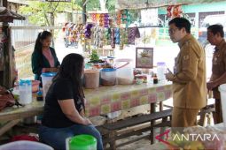 Pedagang makanan di samping Rumjab Bupati HST terima bantuan sembako