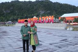 Wapres dan Ibu Wury nikmati panorama senja Kaimana