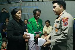 Kapolres Toba beri bantuan sembako untuk korban kebakaran Desa Sibuntuon