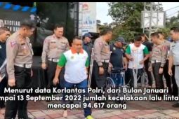 Korlantas Polri bantu korban lakalantas kampanye keselamatan berlalu lintas (video)