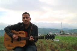 Vokalis The Rain lelang gitar kesayangan untuk bantu korban gempa Cianjur