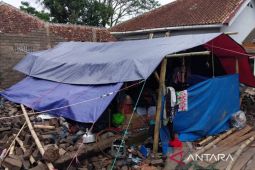 Spektrum - Saat tenda pengungsian menjadi tempat aman bagi korban gempa Cianjur
