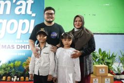 Bupati Kediri memfasilitasi anak penjual minuman dapat KIP
