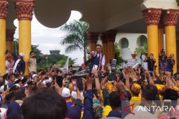 Ratusan kader hingga klub vespa sambut Anies di Bandara SIM