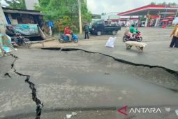 Polisi tutup sementara ruas Jalan Cibolerang Bandung akibat ambles