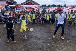 2 pemain Persib hibur anak-anak korban gempa Cianjur lewat "Sauyunan"