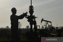 Minyak turun di Asia karena dolar menguat