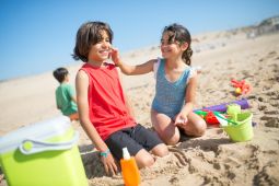 Beda "sunblock" dan "sunscreen"