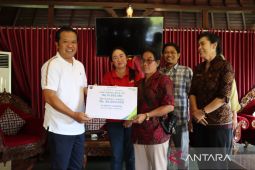 Bupati Bangli serahkan CSR BPD Bali ke pekerja informal