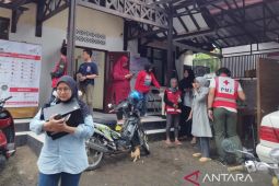 Warga Cianjur berhamburan keluar rumah karena gempa M 6,4 Garut