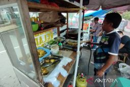 Sejumlah korban gempa Cianjur kembali beraktivitas berjualan