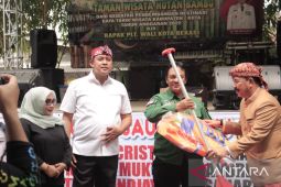 Pemkot Bekasi serahkan bantuan sarana taman wisata Hutan Bambu