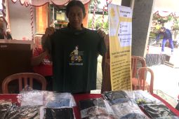 Di Bali, Penyandang tunanetra pamerkan baju hasil lukisan sendiri