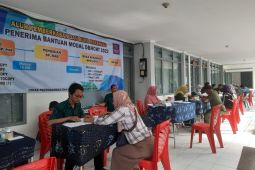 Pemkot Kediri membagikan dana bantuan modal usaha dari DBHCHT