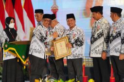 Satono dapat Anugerah Dwija Praja Nugraha dari PGRI