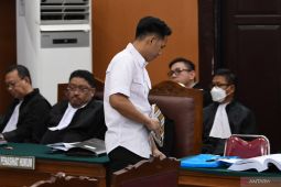 Benny mengungkapkan Putri bercerita bahwa dirinya dipegang-pegang pada bagian paha oleh Brigadir J