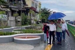 Waterfront di Pontianak dilengkapi dengan patung berpakaian adat Melayu
