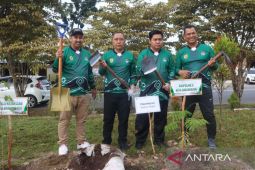 Fadliansyah tanam pohon bersama peserta Muskomwil APEKSI
