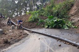 Hujan deras, Longsor putus jalur antarkecamatan di Trenggalek