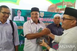Wali Kota serahkan seribu Al Quran untuk 10 masjid di Banda Aceh
