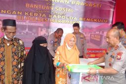 Polda Bengkulu bantu 27 paket sembako bagi korban bencana di Mukomuko