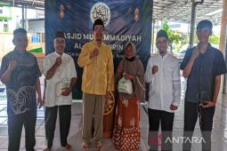 Masjid Al-Muhajirin bagikan 100 paket beras