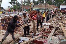 Polres Cianjur gelar patroli rutin dan bantu bersihkan puing bangunan warga