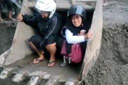 Demi tes PPK, peserta asal terdampak APG Semeru naik pengeruk ekskavator