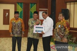 Gubernur serahkan penghargaan kepada Kakanwil Kemenkumham Kalsel