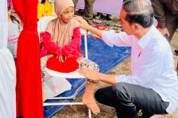 Presiden Jokowi sapa Afikah anak korban gempa di Cianjur
