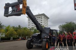 Telehandler rantis Ditsamapta Polda Kalbar membantu tugas kemanusiaan