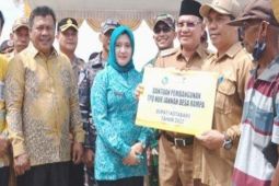 Bupati Kotabaru berikan bantuan sosial dampak Inflasi