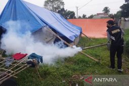 Polri lakukan pengasapan antisipasi DBD di posko pengungsian