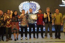 Desa Titian Kuala Kalbar terima penghargaan dari Komisi Informasi Pusat