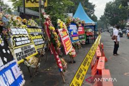 Karangan bunga dukungan untuk polisi mulai membanjiri Polsek Astanaanyar