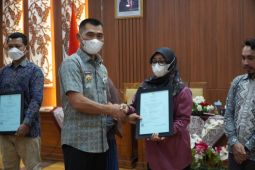 Pemkab Gunungkidul menyerahkan sertifikat halal 455 pelaku UMKM