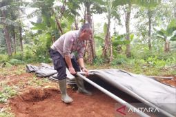 Tenda sekolah darurat didirikan Sat Binmas Polres Cianjur