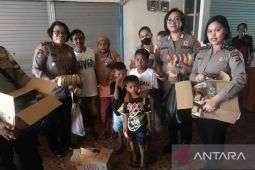 Polwan bagikan makanan buat anak-anak korban kebakaran Ambon