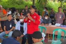 Bupati Cianjur minta warga manfaatkan material yang masih layak pakai