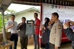 Pemkot Singkawang pasang 25 unit lampu PJTS di Pangmilang
