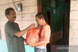 FMPB-mitra PT Timah salurkan bantuan sembako dan perbaiki jalan nelayan