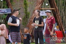 Wisatawan asing kepincut permainan tradisional di festival desa wisata Sabang