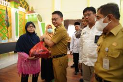 Pemkot Pontianak bagikan 17.459 paket sembako kepada warga