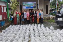 Nelayan Sebamban di Tanah Bumbu terima bantuan bibit ikan