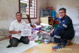 PT Timah serahkan bantuan pengobatan untuk Asina warga Bangka Selatan