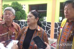Pemkab Serang bersama Indah Kiat bagikan kaca mata bagi siswa SD dan SMP