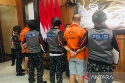 Polri kawal deportasi dua buronan Interpol Ceko, Slovakia (video)