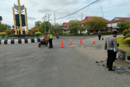 Polres Kapuas Hulu tambal jalan berlubang cegah kecelakaan kendaraan