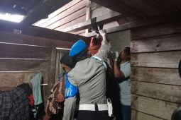 Wanita muda ditemukan tewas tergantung di pintu kamar mandi